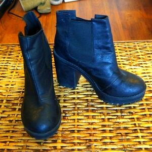 Divided pull on black combat boots